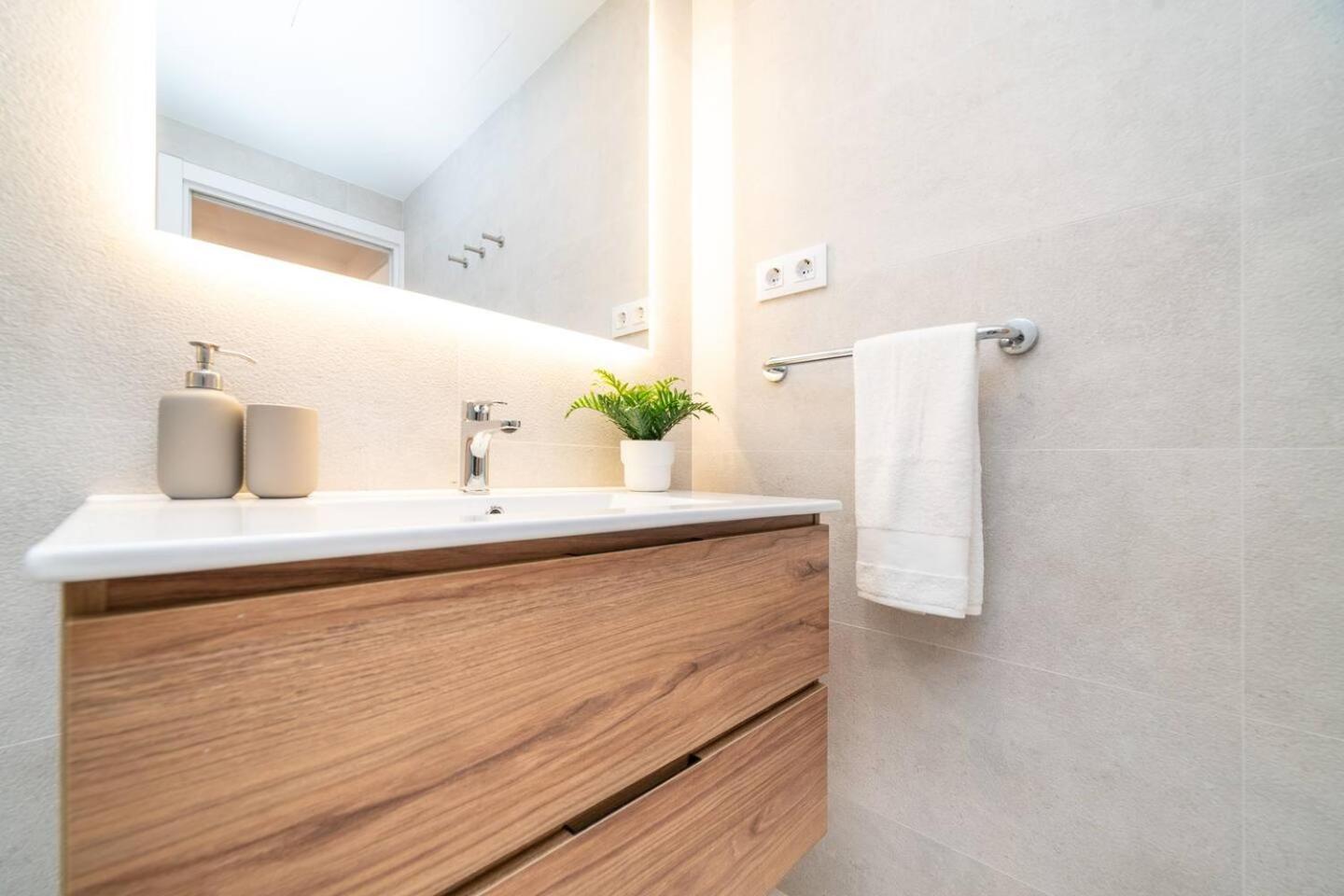 Soler Apartments 圣阿德里安-德贝索斯 外观 照片